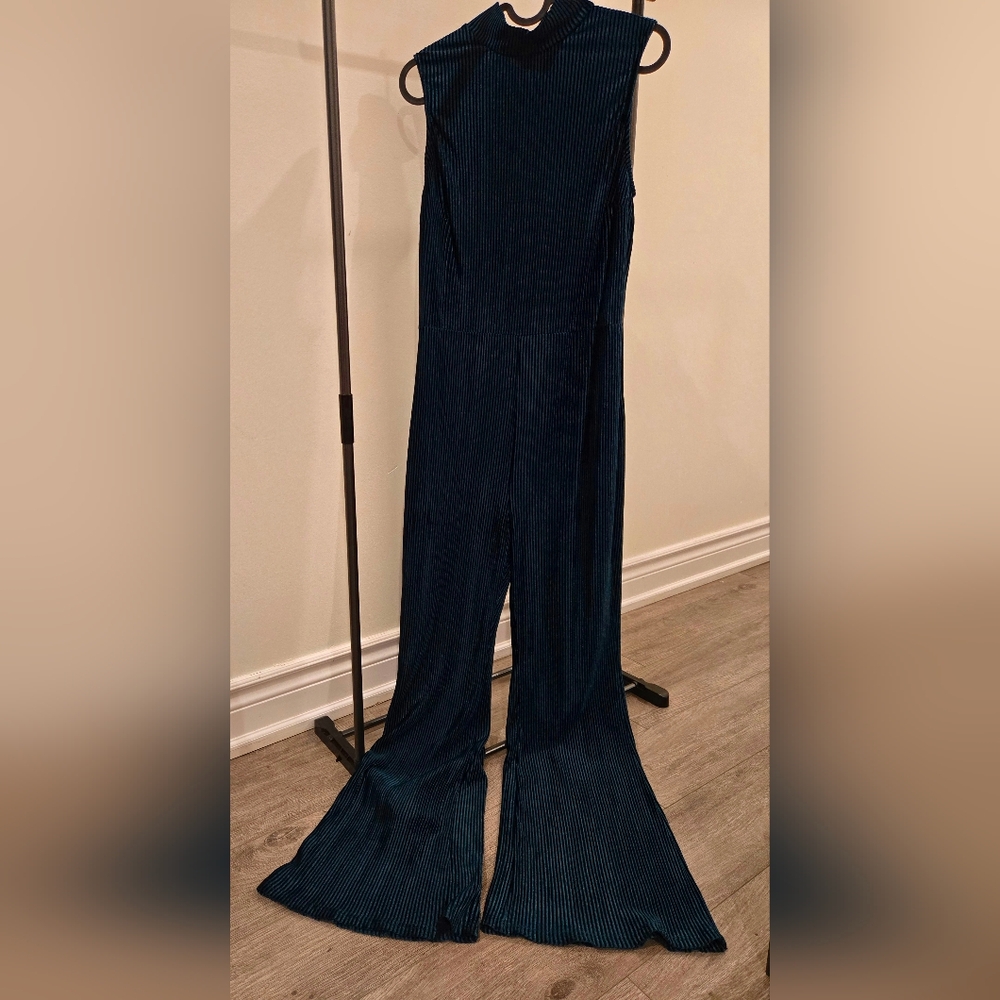3/55$ - SHEIN Velvet Sleeveless Jumpsuit